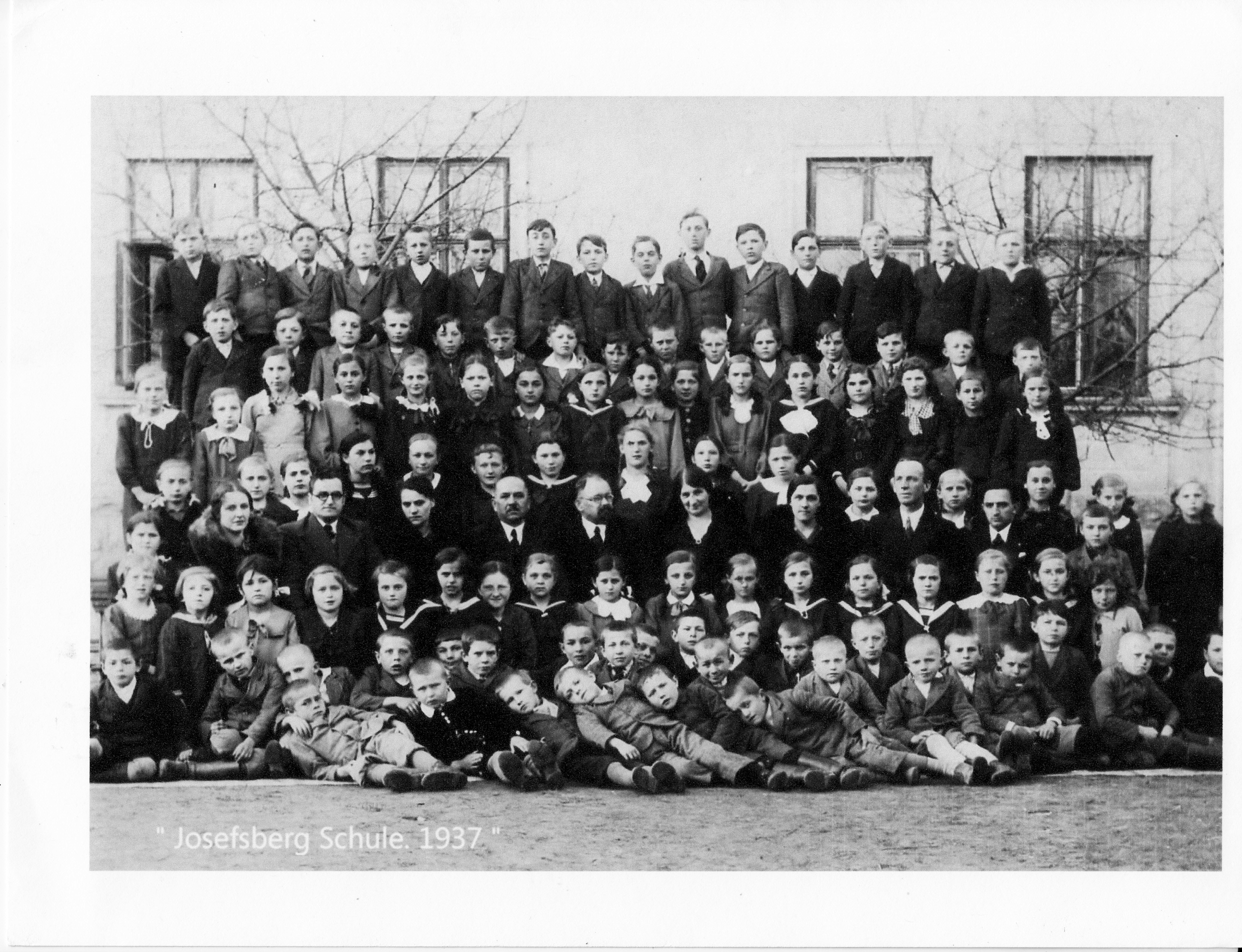 2. Reihe von oben Dritter von  links:Adolf Walther, geb. 1925, verst. 1945 in Russland. Zweite Reihe von unten stehend ganz rechts: Else Paarz, geb.Walther, verst. 2013