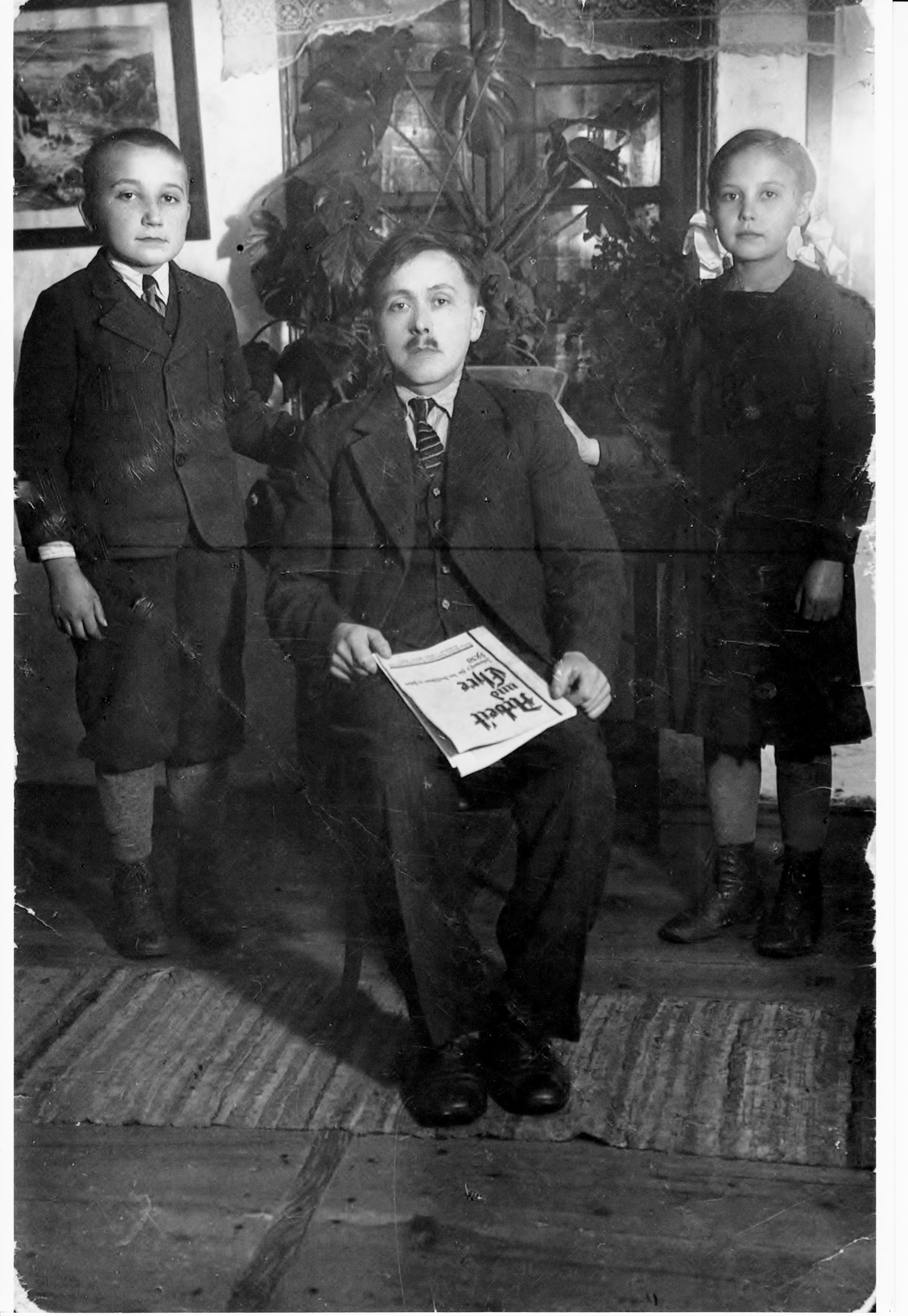 Links: Adolf Walther, geb. 1925 in Josefsberg. Verst.1945 in Russland. Mitte: Philipp <br />Walther(Vater), geb. 1903. Verst. <br />1945 in Russland.<br />Rechts: Else Paarz, geb. Walther. Geb. 1926 in Josefsberg, Haus 117. Verst. 2013 in Lüchow/Wendland.